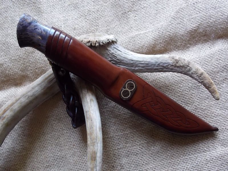 скандинавский нож в ножнах