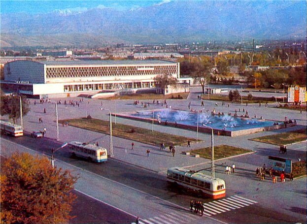 1976 Перед стадионом.jpg